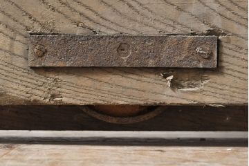 和製アンティーク　総ケヤキ材　上手物!重厚感のある厚みと堅牢な佇まいが魅力の格子蔵戸(建具、引き戸、玄関戸)(R-050899)