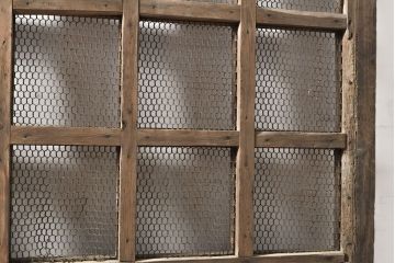 和製アンティーク　総杉材　亀甲金網付き　時を経た風合いが魅力的な升格子の蔵戸(きつね格子、狐格子、建具、引き戸、玄関戸、格子戸、マス目、升目)(R-050900)