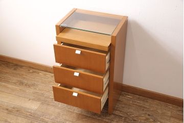 中古　美品　カリモク家具(karimoku)　Chitano(チターノ)　便利なアクセサリー収納が付いたサイドチェスト(サイドテーブル、引き出し)(R-050901)