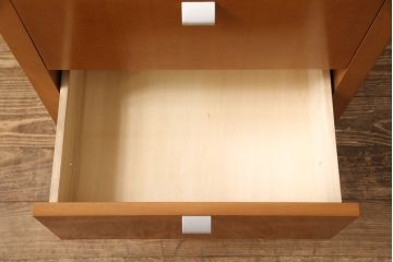中古　美品　カリモク家具(karimoku)　Chitano(チターノ)　便利なアクセサリー収納が付いたサイドチェスト(サイドテーブル、引き出し)(R-050901)
