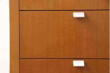 中古　美品　カリモク家具(karimoku)　Chitano(チターノ)　便利なアクセサリー収納が付いたサイドチェスト(サイドテーブル、引き出し)(R-050901)