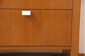 中古　美品　カリモク家具(karimoku)　Chitano(チターノ)　便利なアクセサリー収納が付いたサイドチェスト(サイドテーブル、引き出し)(R-050901)