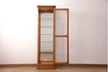 中古　超美品　横浜クラシック家具　ダニエル(Daniel)　E-214　上品な佇まいのエトランジェキュリオケース(キャビネット、ガラスケース、店舗什器)(定価約77万円)(R-050903)