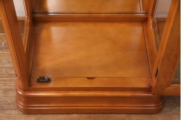 中古　超美品　横浜クラシック家具　ダニエル(Daniel)　E-214　上品な佇まいのエトランジェキュリオケース(キャビネット、ガラスケース、店舗什器)(定価約77万円)(R-050903)