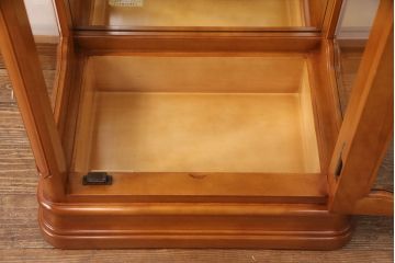 中古　超美品　横浜クラシック家具　ダニエル(Daniel)　E-214　上品な佇まいのエトランジェキュリオケース(キャビネット、ガラスケース、店舗什器)(定価約77万円)(R-050903)