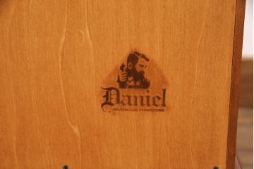 中古　超美品　横浜クラシック家具　ダニエル(Daniel)　E-214　上品な佇まいのエトランジェキュリオケース(キャビネット、ガラスケース、店舗什器)(定価約77万円)(R-050903)