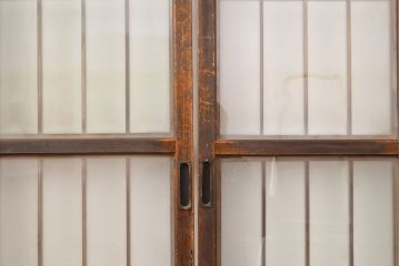 アンティーク建具　赤褐色の木肌が美しい、品が漂うガラス戸2枚セット(引き戸)(R-050910)
