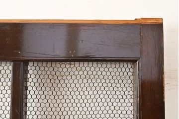 アンティーク建具　明治大正期　亀甲金網付き　深みのある色合いが魅力!和の風情あふれる格子蔵戸(きつね格子、狐格子、格子戸、マス目、升目、玄関戸、引き戸)(R-050912)