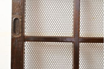 アンティーク建具　明治大正期　亀甲金網付き　深みのある色合いが魅力!和の風情あふれる格子蔵戸(きつね格子、狐格子、格子戸、マス目、升目、玄関戸、引き戸)(R-050912)