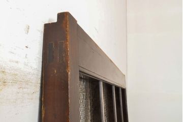 アンティーク建具　明治大正期　亀甲金網付き　深みのある色合いが魅力!和の風情あふれる格子蔵戸(きつね格子、狐格子、格子戸、マス目、升目、玄関戸、引き戸)(R-050912)