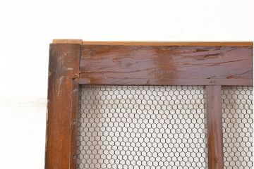 アンティーク建具　明治大正期　亀甲金網付き　深みのある色合いが魅力!和の風情あふれる格子蔵戸(きつね格子、狐格子、格子戸、マス目、升目、玄関戸、引き戸)(R-050912)