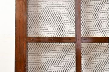 アンティーク建具　明治大正期　亀甲金網付き　深みのある色合いが魅力!和の風情あふれる格子蔵戸(きつね格子、狐格子、格子戸、マス目、升目、玄関戸、引き戸)(R-050912)
