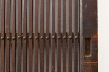 アンティーク建具　明治期　経年による風合いが味わい深い格子蔵戸(格子戸、玄関戸、引き戸)(R-050913)