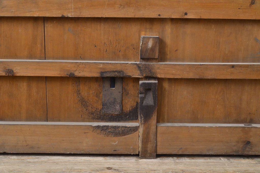 アンティーク建具　明治期　経年による風合いが味わい深い格子蔵戸1枚　(R-050913)