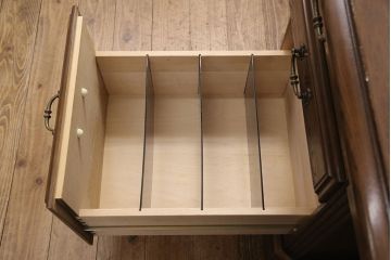 中古　美品　カリモク家具(karimoku)　DOMANI(ドマーニ)　QUEENS LIFE(クイーンズライフ)シリーズ　クラシカルな佇まいが魅力のプレジデントデスク(両袖机、在宅ワーク、在宅用ワークデスク)(定価約35万円)(R-050914)