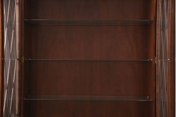 中古　美品　IDC大塚家具　Baker(ベーカー社)　扉のデザインがお洒落なマホガニー材製のキャビネット(食器棚、カップボード、収納棚、飾り棚、陳列棚、戸棚)(定価約200万円)(R-050919)