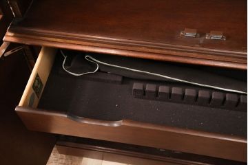 中古　美品　IDC大塚家具　Baker(ベーカー社)　扉のデザインがお洒落なマホガニー材製のキャビネット(食器棚、カップボード、収納棚、飾り棚、陳列棚、戸棚)(定価約200万円)(R-050919)