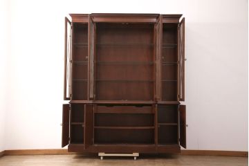 中古　美品　IDC大塚家具　Baker(ベーカー社)　扉のデザインがお洒落なマホガニー材製のキャビネット(食器棚、カップボード、収納棚、飾り棚、陳列棚、戸棚)(定価約200万円)(R-050919)