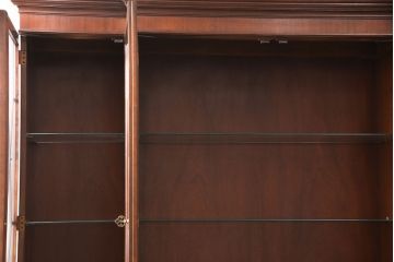 中古　美品　IDC大塚家具　Baker(ベーカー社)　扉のデザインがお洒落なマホガニー材製のキャビネット(食器棚、カップボード、収納棚、飾り棚、陳列棚、戸棚)(定価約200万円)(R-050919)