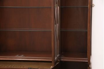 中古　美品　IDC大塚家具　Baker(ベーカー社)　扉のデザインがお洒落なマホガニー材製のキャビネット(食器棚、カップボード、収納棚、飾り棚、陳列棚、戸棚)(定価約200万円)(R-050919)