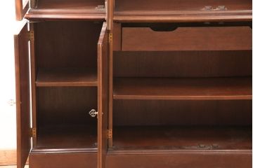 中古　美品　IDC大塚家具　Baker(ベーカー社)　扉のデザインがお洒落なマホガニー材製のキャビネット(食器棚、カップボード、収納棚、飾り棚、陳列棚、戸棚)(定価約200万円)(R-050919)