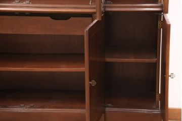中古　美品　IDC大塚家具　Baker(ベーカー社)　扉のデザインがお洒落なマホガニー材製のキャビネット(食器棚、カップボード、収納棚、飾り棚、陳列棚、戸棚)(定価約200万円)(R-050919)