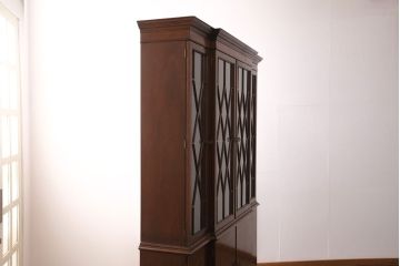 中古　美品　IDC大塚家具　Baker(ベーカー社)　扉のデザインがお洒落なマホガニー材製のキャビネット(食器棚、カップボード、収納棚、飾り棚、陳列棚、戸棚)(定価約200万円)(R-050919)