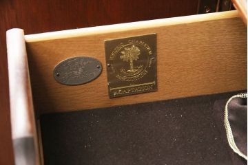 中古　美品　IDC大塚家具　Baker(ベーカー社)　扉のデザインがお洒落なマホガニー材製のキャビネット(食器棚、カップボード、収納棚、飾り棚、陳列棚、戸棚)(定価約200万円)(R-050919)