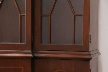 中古　美品　IDC大塚家具　Baker(ベーカー社)　扉のデザインがお洒落なマホガニー材製のキャビネット(食器棚、カップボード、収納棚、飾り棚、陳列棚、戸棚)(定価約200万円)(R-050919)