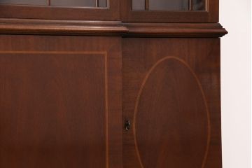中古　美品　IDC大塚家具　Baker(ベーカー社)　扉のデザインがお洒落なマホガニー材製のキャビネット(食器棚、カップボード、収納棚、飾り棚、陳列棚、戸棚)(定価約200万円)(R-050919)