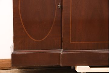 中古　美品　IDC大塚家具　Baker(ベーカー社)　扉のデザインがお洒落なマホガニー材製のキャビネット(食器棚、カップボード、収納棚、飾り棚、陳列棚、戸棚)(定価約200万円)(R-050919)