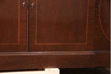 中古　美品　IDC大塚家具　Baker(ベーカー社)　扉のデザインがお洒落なマホガニー材製のキャビネット(食器棚、カップボード、収納棚、飾り棚、陳列棚、戸棚)(定価約200万円)(R-050919)