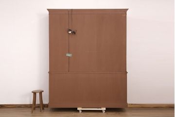 中古　美品　IDC大塚家具　Baker(ベーカー社)　扉のデザインがお洒落なマホガニー材製のキャビネット(食器棚、カップボード、収納棚、飾り棚、陳列棚、戸棚)(定価約200万円)(R-050919)
