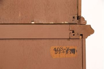 中古　美品　IDC大塚家具　Baker(ベーカー社)　扉のデザインがお洒落なマホガニー材製のキャビネット(食器棚、カップボード、収納棚、飾り棚、陳列棚、戸棚)(定価約200万円)(R-050919)