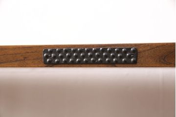 中古　美品　岩谷堂箪笥　美しい杢目と黒い金具が上質な和の雰囲気を演出する飾り棚(収納棚、戸棚、茶棚)(R-050924)