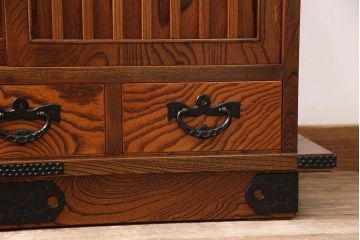 中古　美品　岩谷堂箪笥　美しい杢目と黒い金具が上質な和の雰囲気を演出する飾り棚(収納棚、戸棚、茶棚)(R-050924)