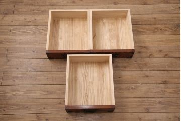 中古　美品　岩谷堂箪笥　左右対称のくっきりした木目が目を引くサイドボード(テレビ台、テレビボード、ローボード、リビングボード、収納棚)(R-050933)