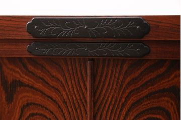 中古　美品　岩谷堂箪笥　左右対称のくっきりした木目が目を引くサイドボード(テレビ台、テレビボード、ローボード、リビングボード、収納棚)(R-050933)