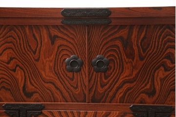 中古　美品　岩谷堂箪笥　左右対称のくっきりした木目が目を引くサイドボード(テレビ台、テレビボード、ローボード、リビングボード、収納棚)(R-050933)