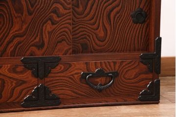 中古　美品　岩谷堂箪笥　左右対称のくっきりした木目が目を引くサイドボード(テレビ台、テレビボード、ローボード、リビングボード、収納棚)(R-050933)