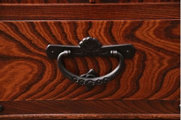 中古　美品　岩谷堂箪笥　左右対称のくっきりした木目が目を引くサイドボード(テレビ台、テレビボード、ローボード、リビングボード、収納棚)(R-050933)