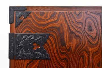 中古　美品　岩谷堂箪笥　天板・脚(台輪)付きリメイク　左右対称の木目が目を引く衣装盆付きサイドボード(引き出し、着物箪笥、衣装タンス、サイドチェスト、収納棚)(R-050934)