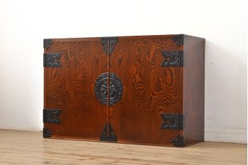 中古　美品　岩谷堂箪笥　天板・脚(台輪)付きリメイク　左右対称の木目が目を引く衣装盆付きサイドボード(引き出し、着物箪笥、衣装タンス、サイドチェスト、収納棚)(R-050934)