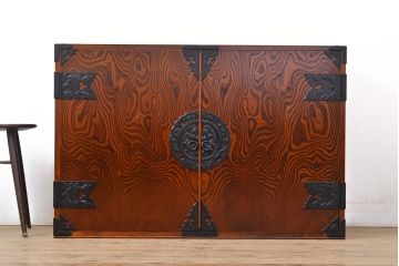 中古　美品　岩谷堂箪笥　天板・脚(台輪)付きリメイク　左右対称の木目が目を引く衣装盆付きサイドボード(引き出し、着物箪笥、衣装タンス、サイドチェスト、収納棚)(R-050934)