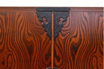 中古　美品　岩谷堂箪笥　天板・脚(台輪)付きリメイク　左右対称の木目が目を引く衣装盆付きサイドボード(引き出し、着物箪笥、衣装タンス、サイドチェスト、収納棚)(R-050934)