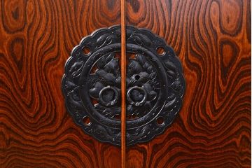 中古　美品　岩谷堂箪笥　天板・脚(台輪)付きリメイク　左右対称の木目が目を引く衣装盆付きサイドボード(引き出し、着物箪笥、衣装タンス、サイドチェスト、収納棚)(R-050934)