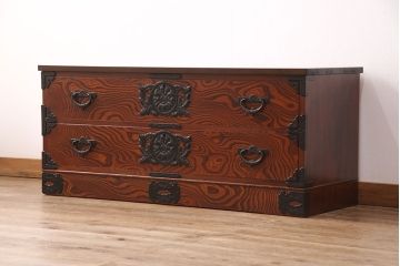 中古　黒い金具とくっきりとした杢目が存在感を放つ岩谷堂箪笥ローチェスト(ローボード、テレビ台)(R-050935)