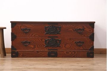 中古　黒い金具とくっきりとした杢目が存在感を放つ岩谷堂箪笥ローチェスト(ローボード、テレビ台)(R-050935)