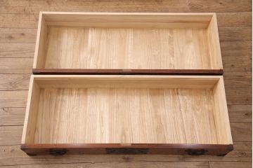 中古　黒い金具とくっきりとした杢目が存在感を放つ岩谷堂箪笥ローチェスト(ローボード、テレビ台)(R-050935)