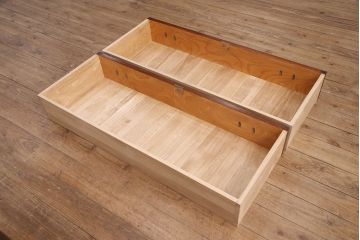 中古　黒い金具とくっきりとした杢目が存在感を放つ岩谷堂箪笥ローチェスト(ローボード、テレビ台)(R-050935)